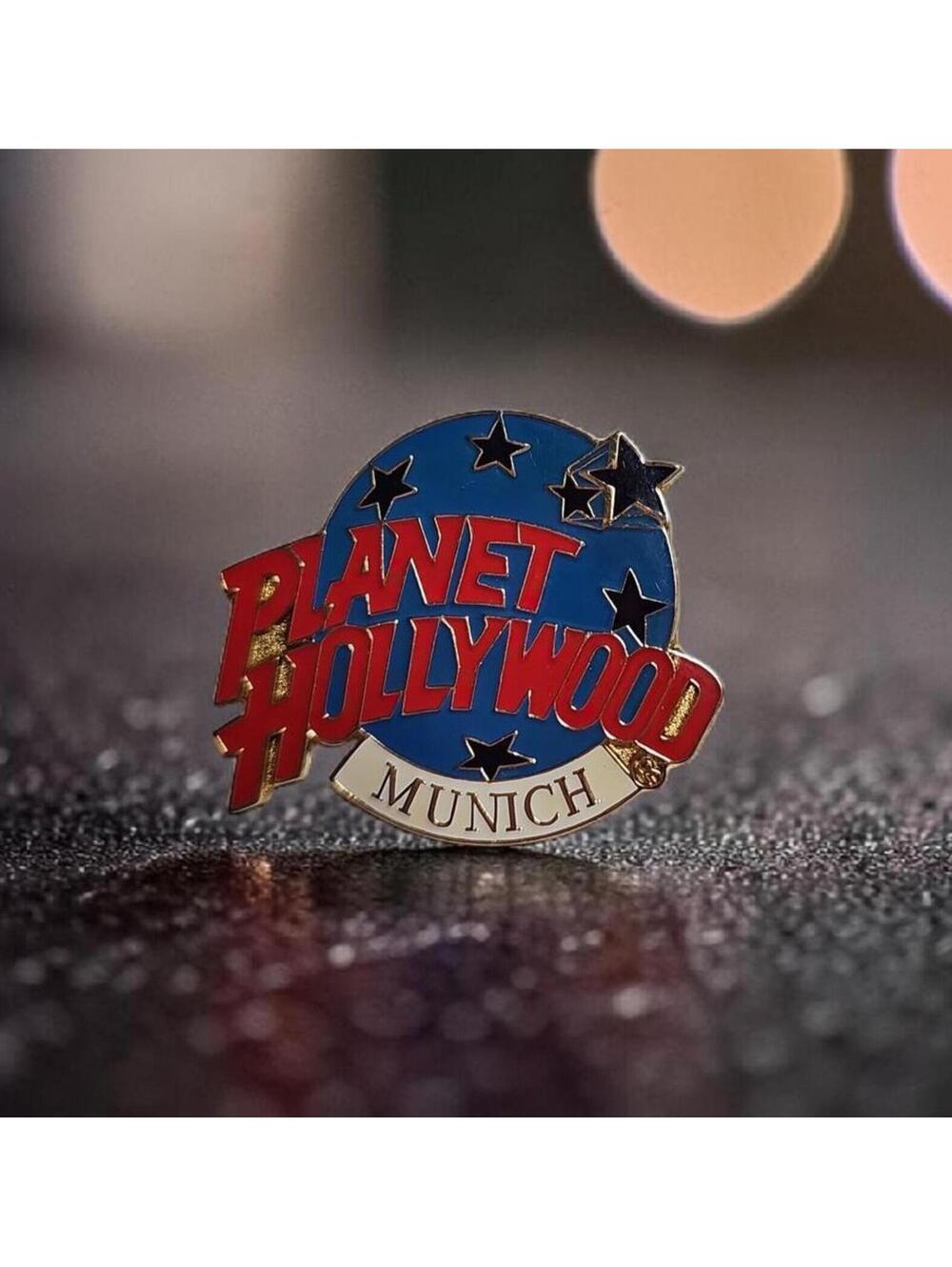 Planet Hollywood Munich Souvenir Pin Badge • Blue Globe Red Logo • Collectible